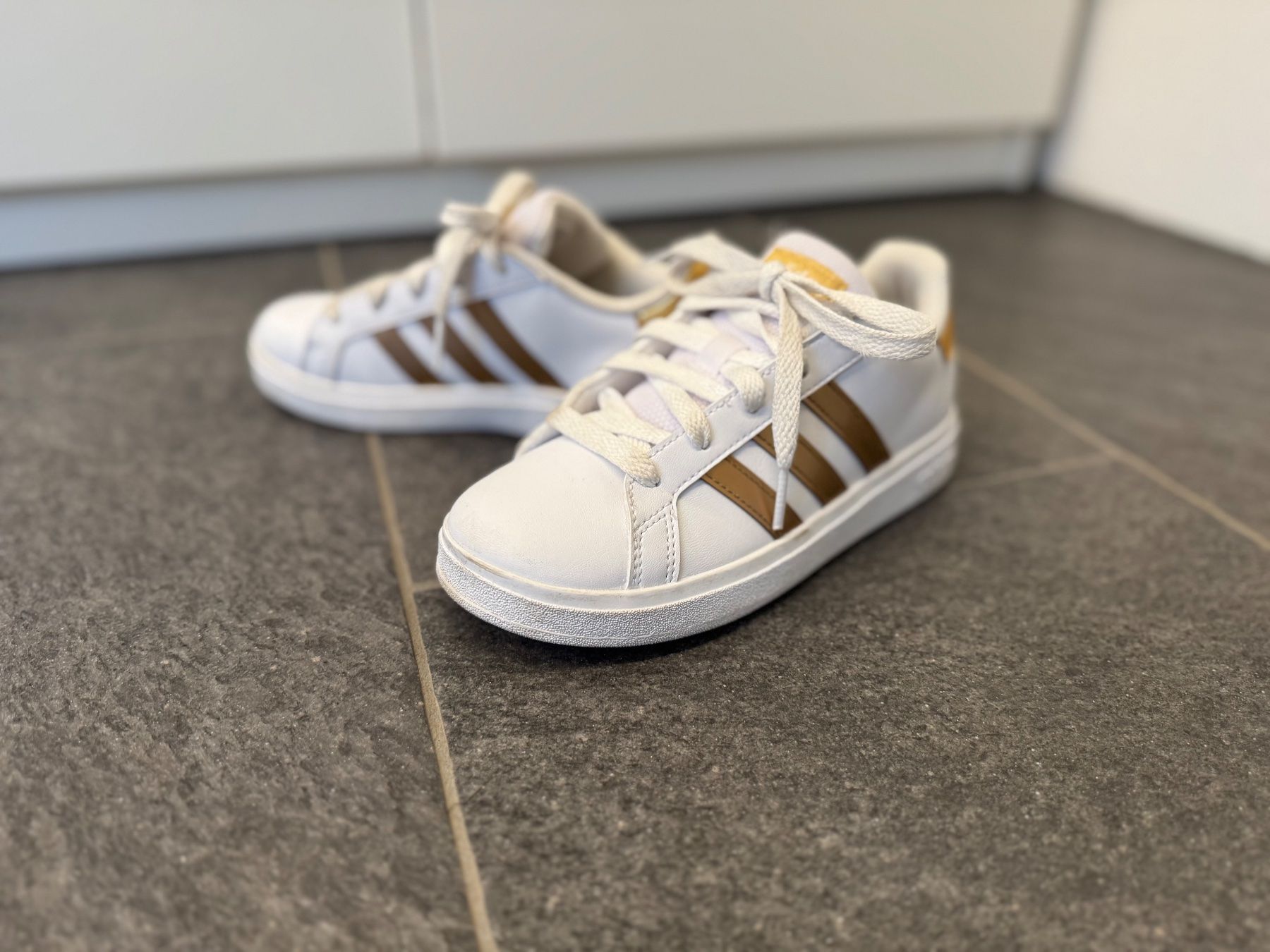 Adidas Scarpe per ragazze: Adidas Sneaker Kinder, Grösse 32 – Usato da Uster venduto da buani