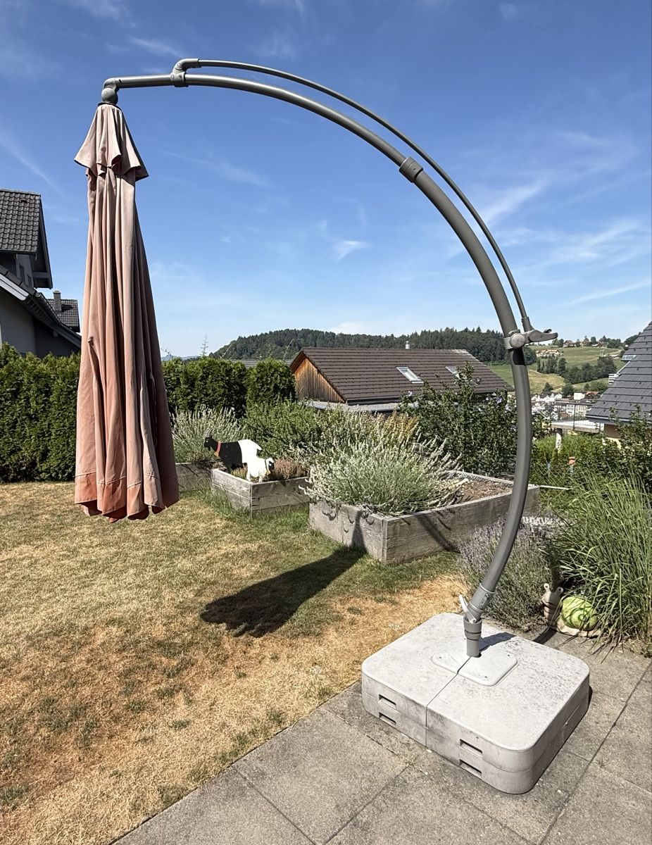 Parasols: Sonnenschirm 3m hängend mit Sockel – D'occasion à Degersheim par rua2017 2