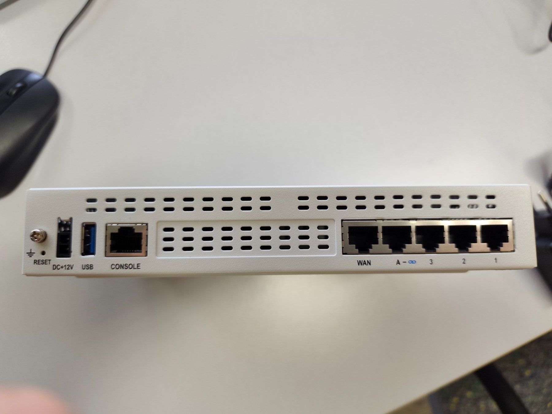 Firewall: Fortinet FortiGate 40F (Gerät Nr. 2/2) Hardware Firewall – Usato da Bern venduto da Swt0 4