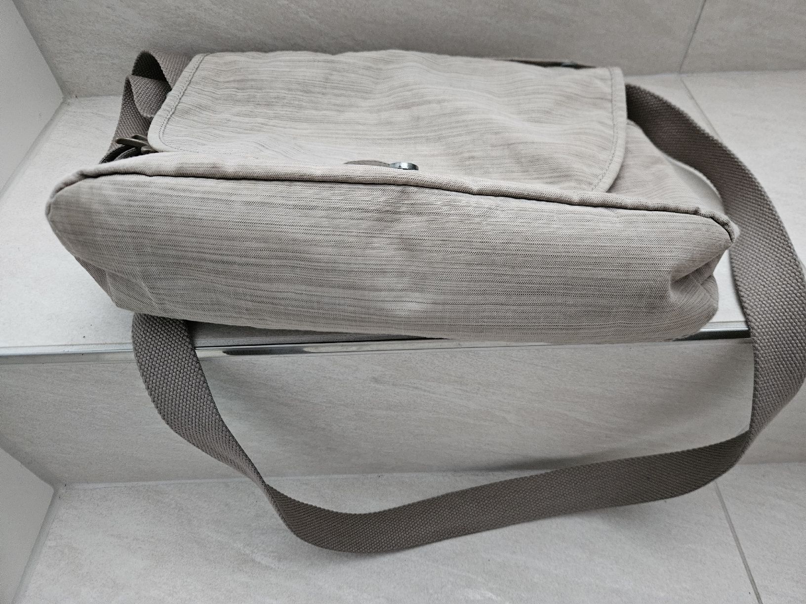 Kipling Sacs femmes: Umhaengetasche Kipling grau beige guter Zustand – D'occasion à Stetten AG par Churros01 1