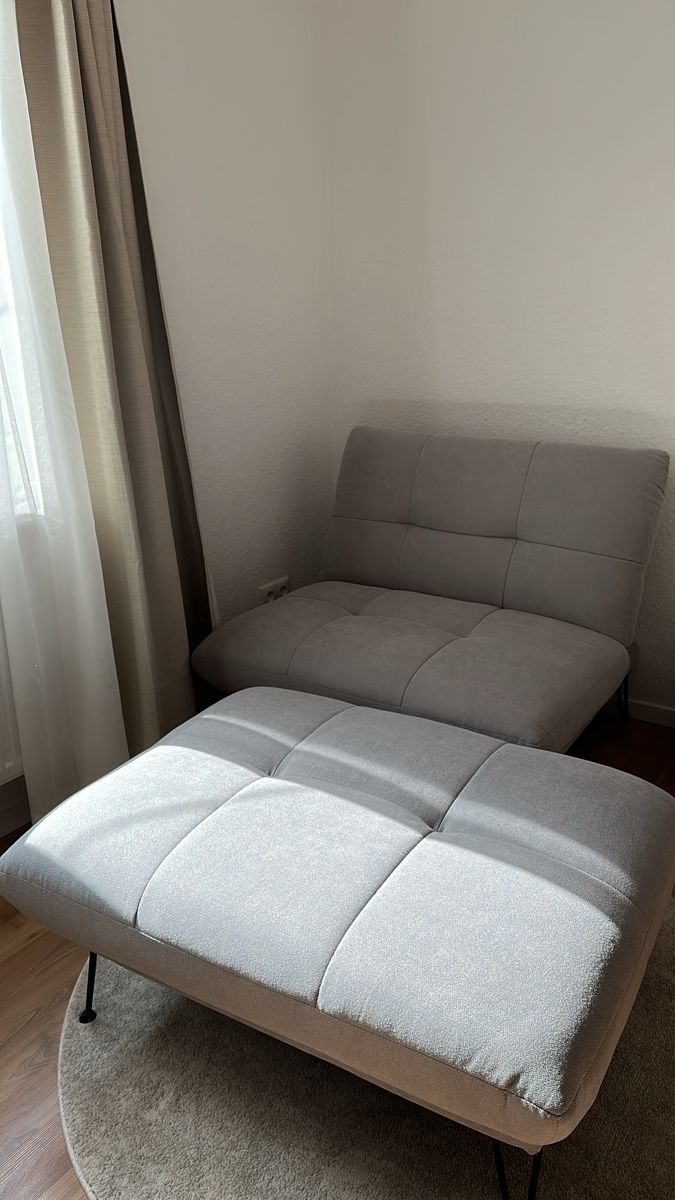Sofas: Hellgrauer Schlafsessel mit Hocker – Gebraucht aus Zürich von van_6v8q 1