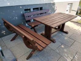 1 Gartentisch Holz mit 2 Bänken