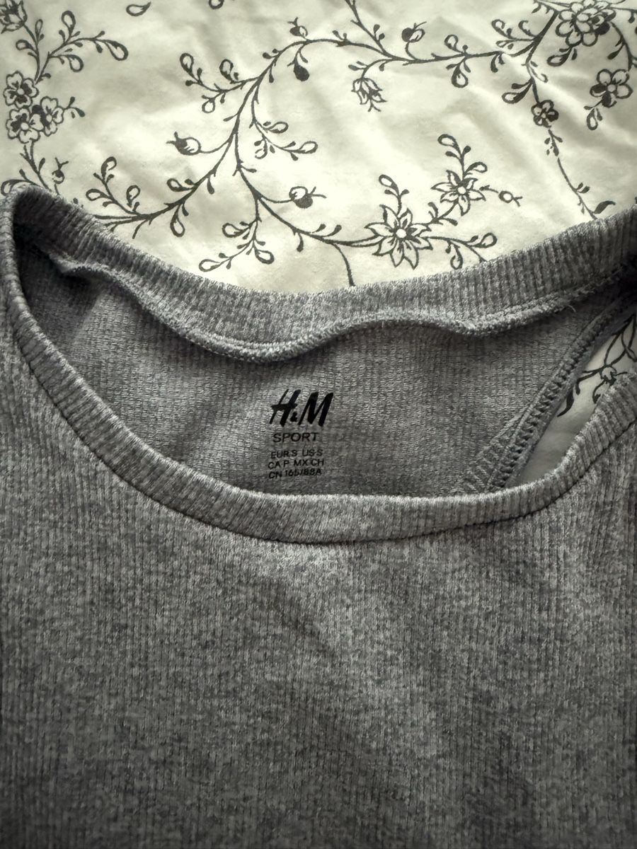 H&M Top: Sport Top – Nuovo (secondo la descrizione) da Unterägeri venduto da ann_x8pf 1