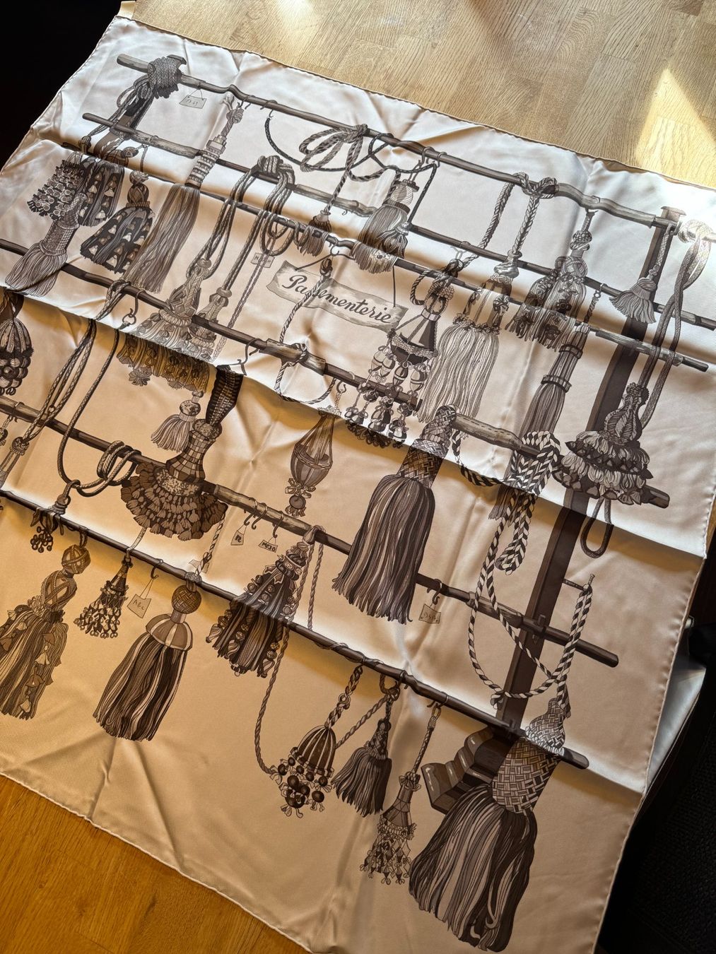 Hermès Foulards, Tücher & Schals: HERMÈS, a silk scarf, "Passmenterie" 1970s. – Neu (gemäss Beschreibung) aus Grund b. Gstaad von ReLuxe 6