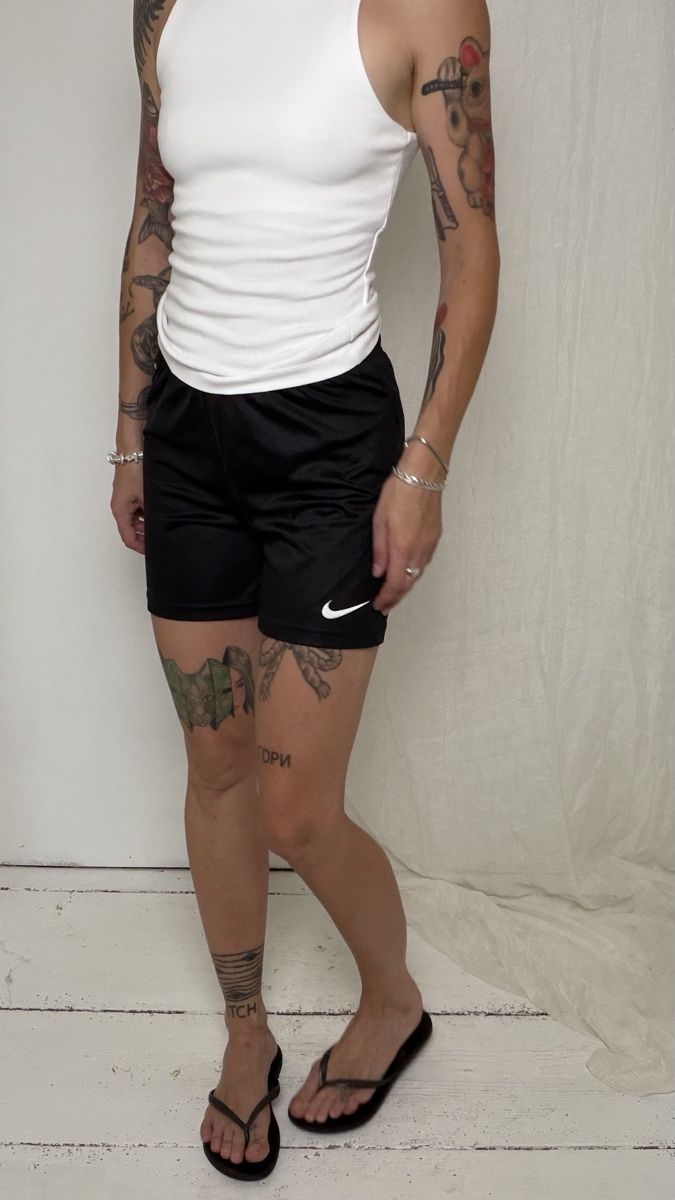 Nike Pantalons: Nike black shorts with white swoosh  – D'occasion à Knonau par Grapesvintage 3