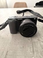 Sony a6000 / Objektiv 3.5 - 5.5/16-50 fast wie neu
