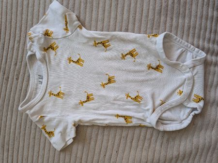 Baby Body weiss mit Giraffen Muster Kurzarm Grösse 50 