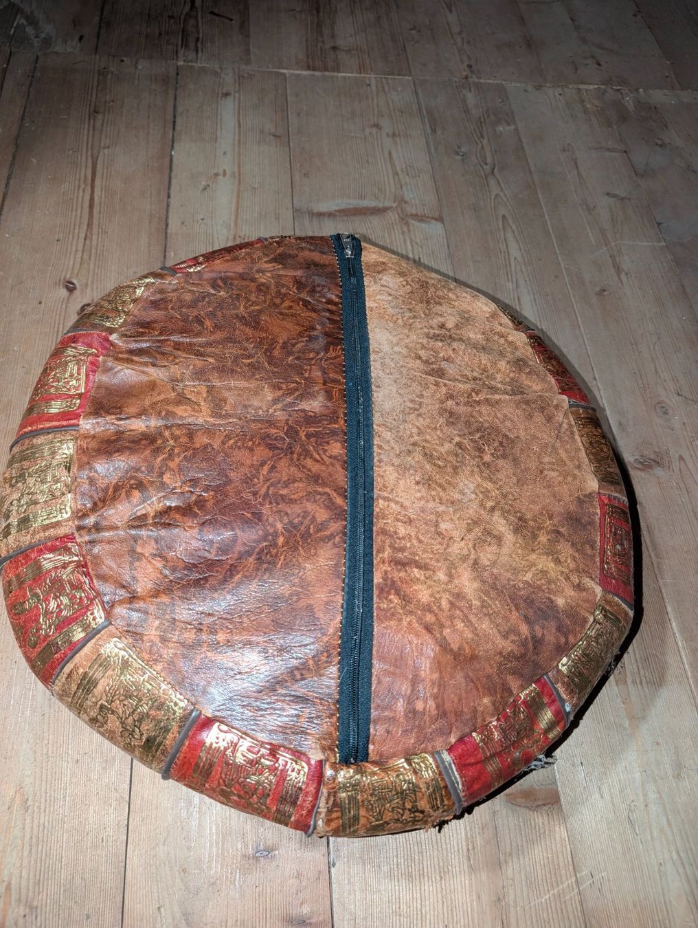 Cuscini: Pouf avec motifs égyptiens – Usato da Belfaux venduto da guisam 1