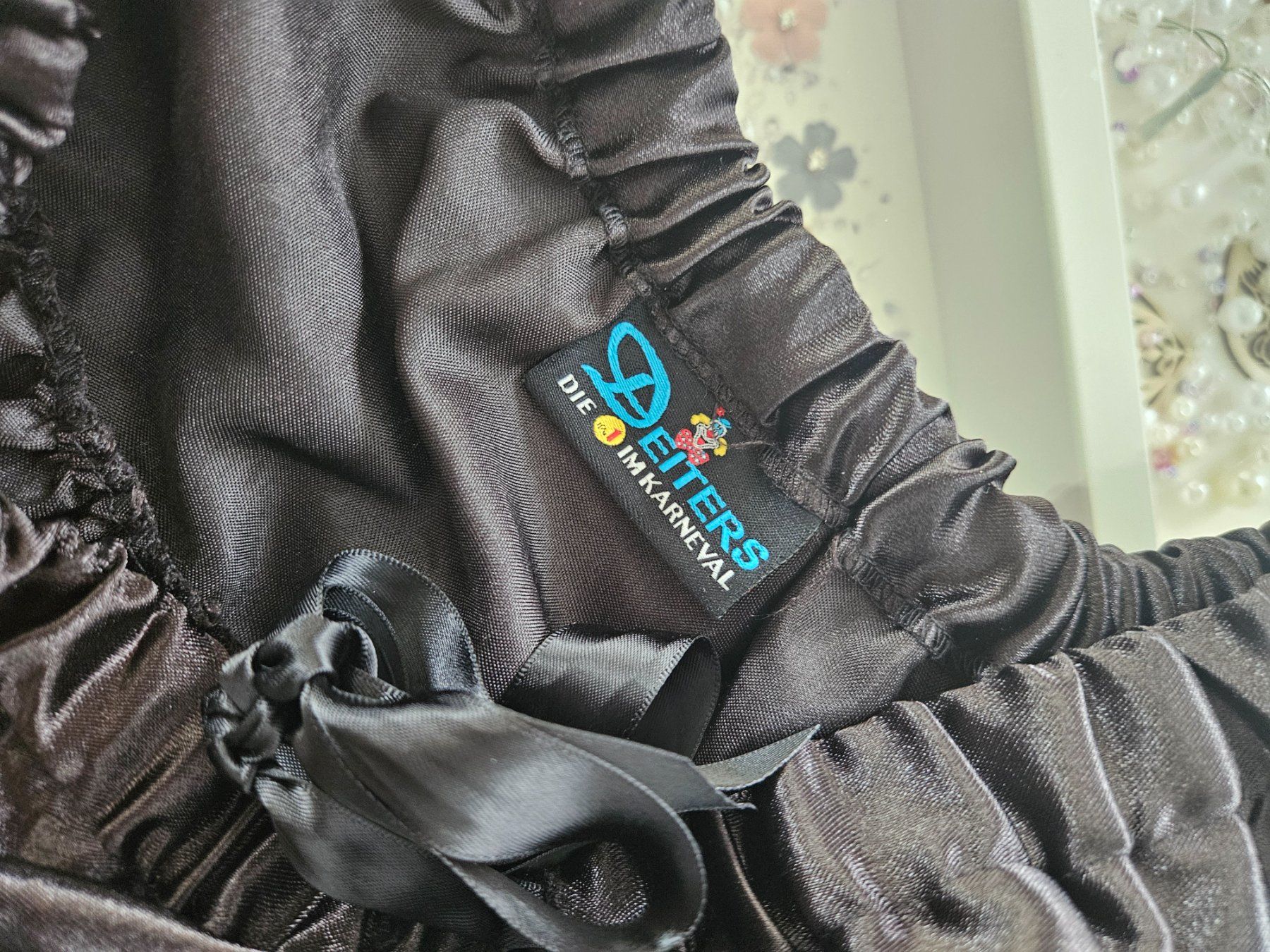 Costumi: Fasching Rock schwarz – Usato da Unterägeri venduto da Sleepbear 2