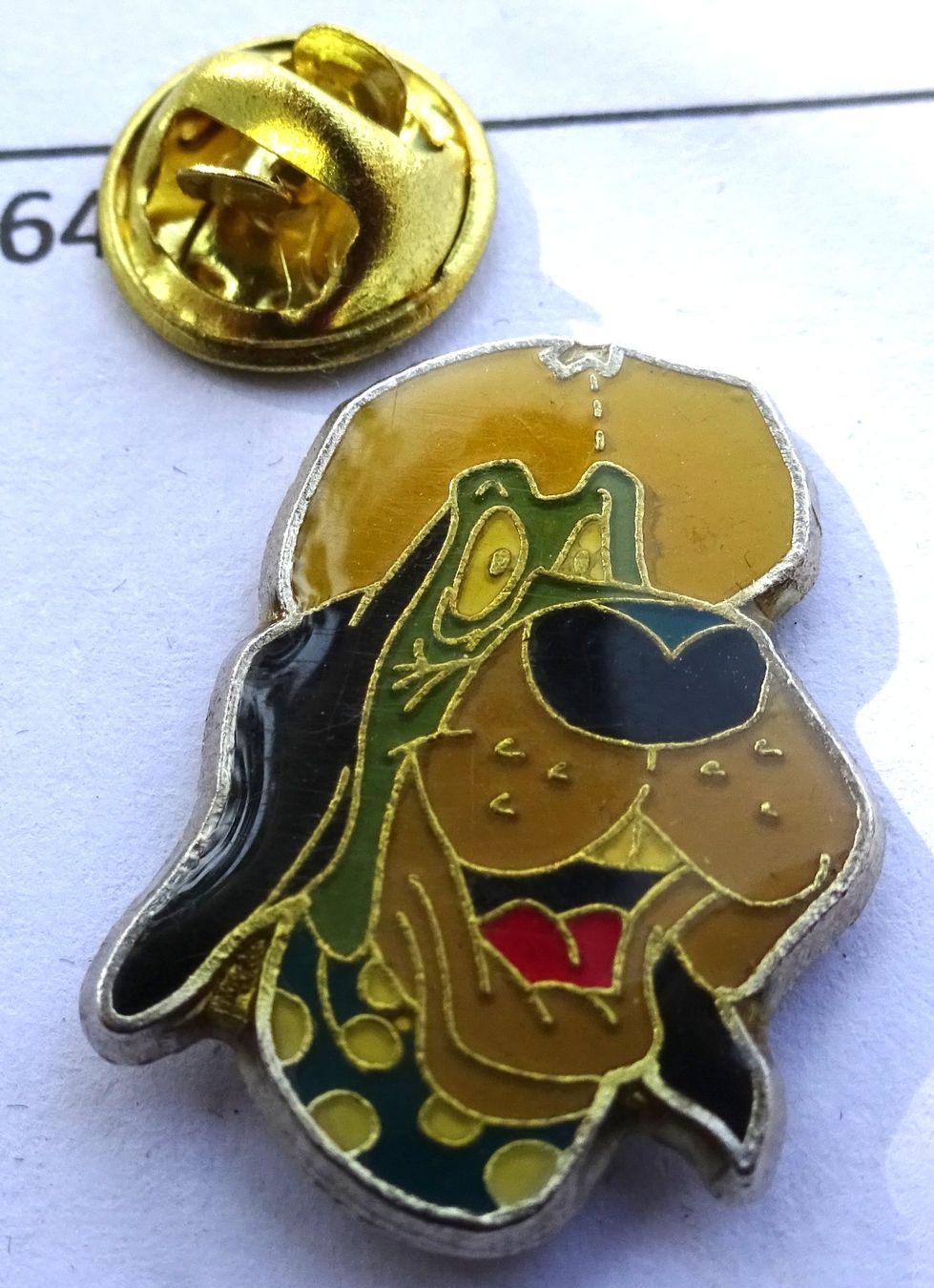Placchette & Badge: Pin Comics Hund – Usato da Utzenstorf venduto da BUtter81