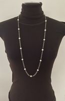Patrizia Pepe lange silberne Kette mit weißen Kunstperlen