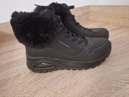 Schwarze Skechers Winterstiefel mit Fellbesatz Gr. 38