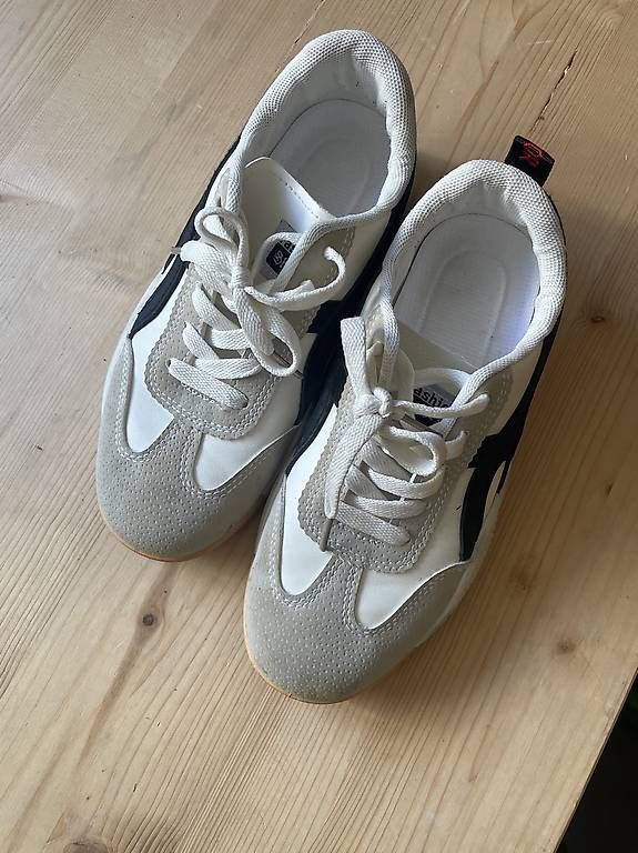 Chaussures femmes: Sneaker gr. 36 – D'occasion à Zürich par helenespoerri 1