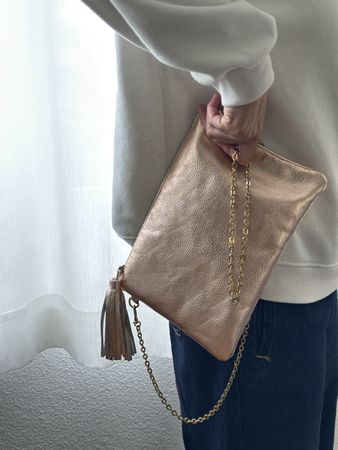 Roségoldene Leder Clutch mit Kette & Quaste