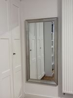 Miroir mural avec cadre bois grissaille bon état
