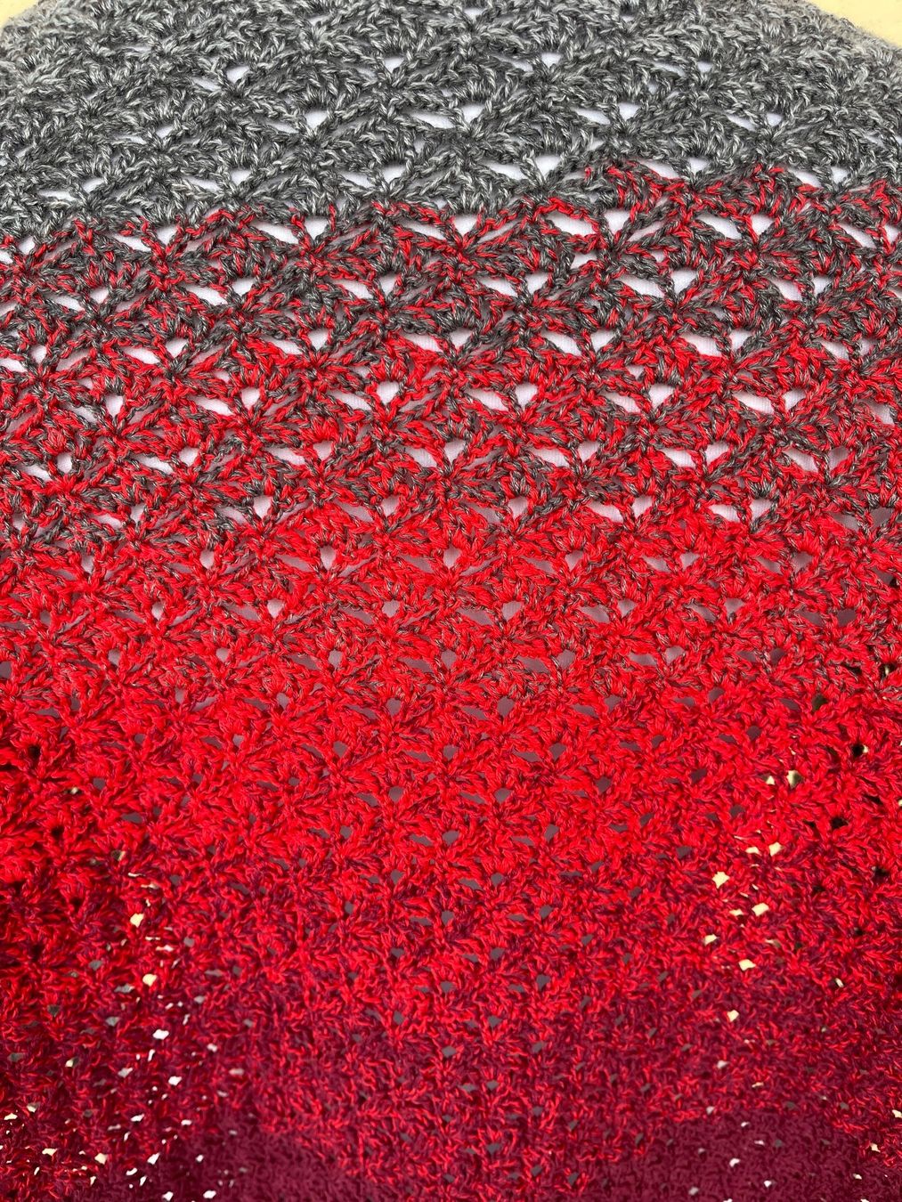 Foulard & Sciarpe: Dreieckstuch, rot/grau – Nuovo (secondo la descrizione) da Urnäsch venduto da pas_5r9c 3