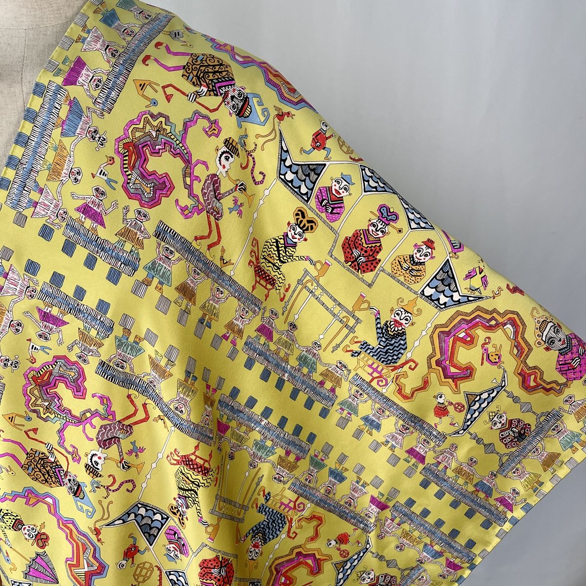 Fabric Frontline Foulard & Sciarpe: FABRIC FRONTLINE New Silk Scarf – Nuovo (secondo la descrizione) da Emmen venduto da Nightingale_2022 2