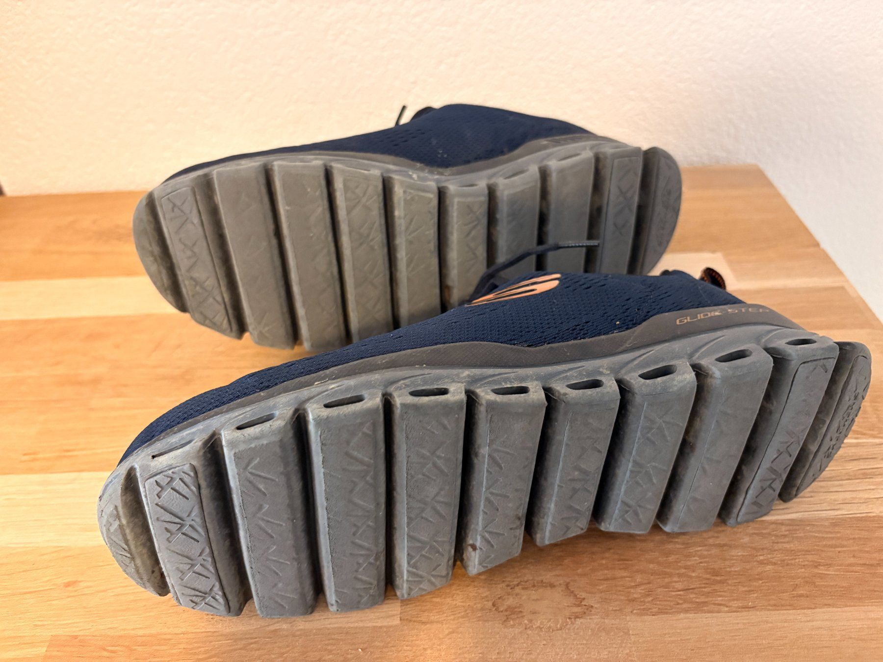 Skechers Herrenschuhe: Skechers Herren Glide-Step Navy Black Grösse 43 – Gebraucht aus Adlikon b.Regensdf von Cappo 1