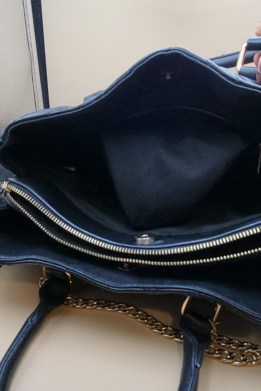 Taschen für Damen: Schwarze Handtasche mit goldener Kette – Gebraucht aus Wald ZH von SwissPawnshop 2