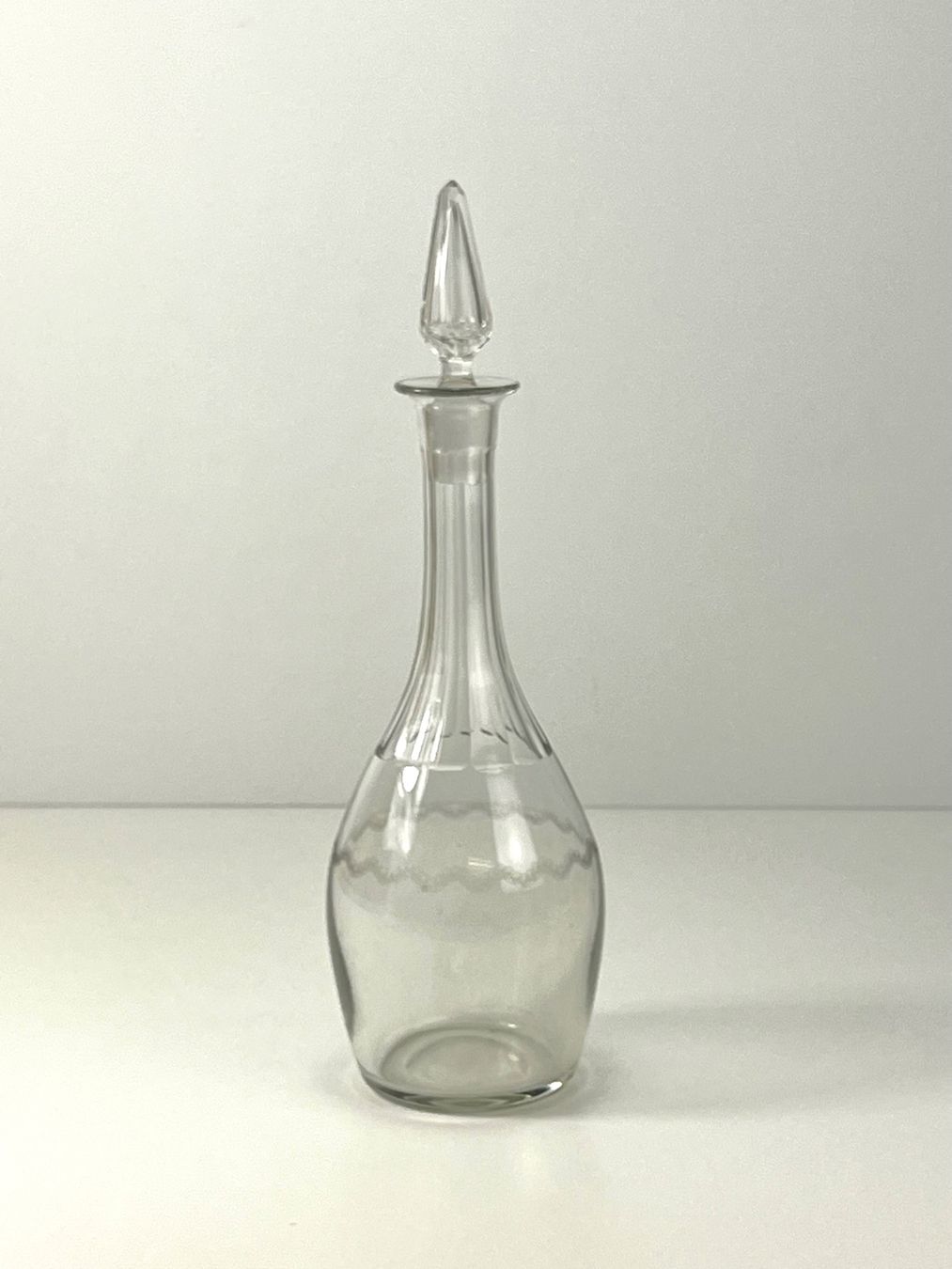 Caraffe: Glas Karaffe mit einem spitzen Stopfen ca 37 cm Höhe – Usato da Zürich venduto da Arche_Brockenhaus
