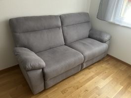 Graues 3er Sofa mit Relaxfunktion