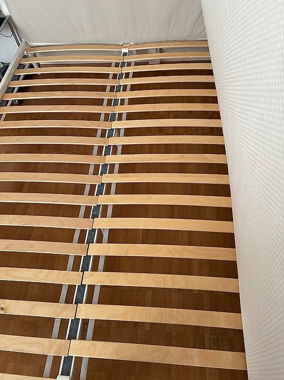 Letti: Lit + matelas à vendre( 140 sur 200) – Usato da Carouge GE venduto da pau_pb5h