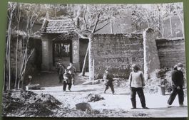 Erh. Hürsch: 1 Foto um 1975, China: Kindergruppe vor Tor