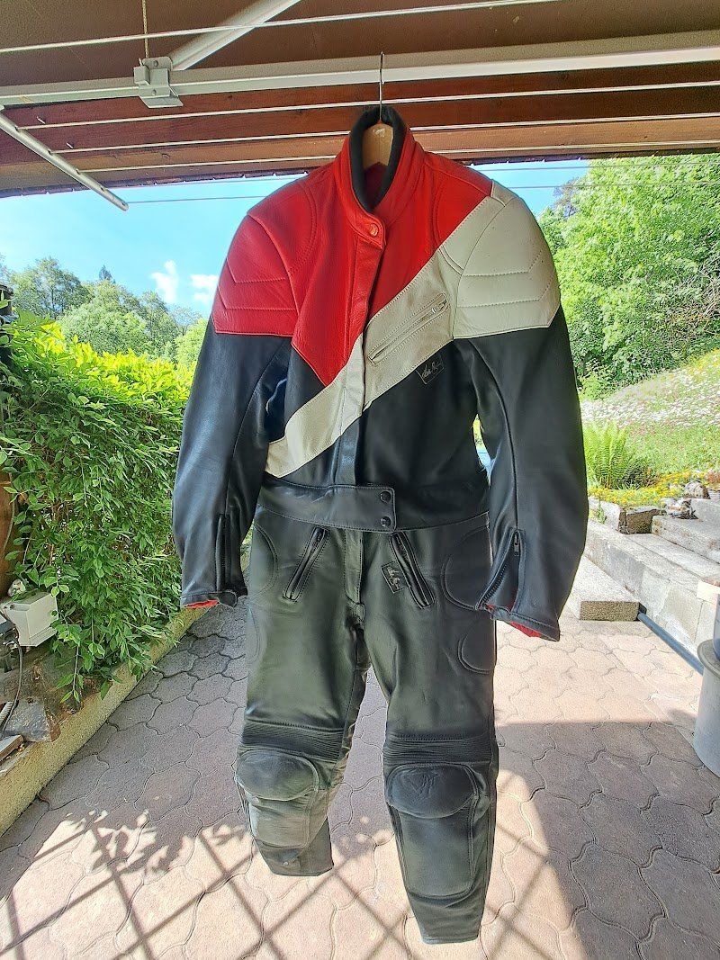Completi: Motorrad Kombi Gr. 42 – Usato da Bretzwil venduto da Electronik01 2
