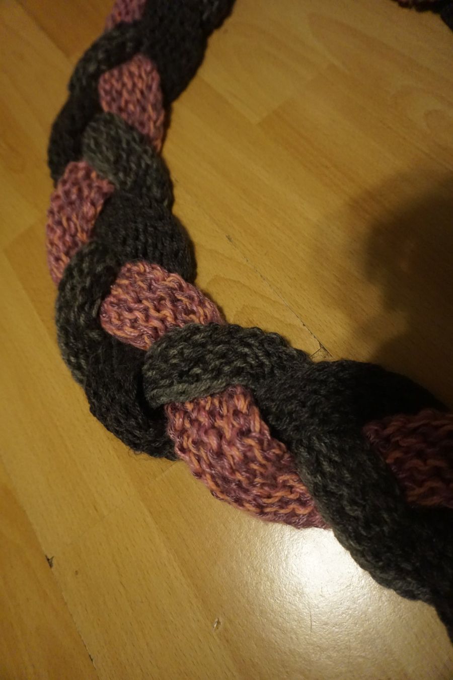 Foulard & Sciarpe: Warmer handgestrickter Schal mit Bommeln, Grau/Rosa. – Usato da Zürich venduto da einalemjena 2