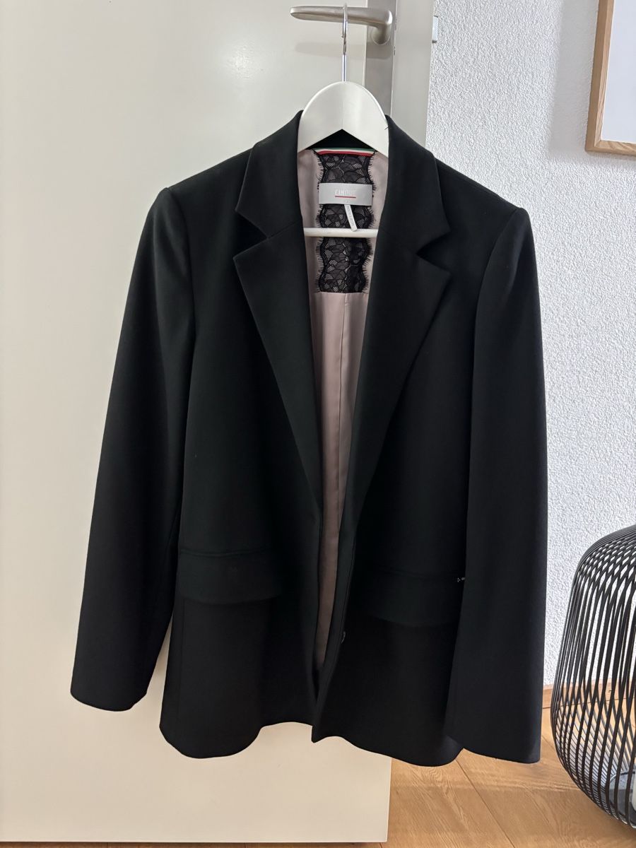 Cinque Giacche: Cinque Blazer schwarz mit Spitzendetail Grösse 36 – Nuovo (secondo la descrizione) da Gelterkinden venduto da BuyMe