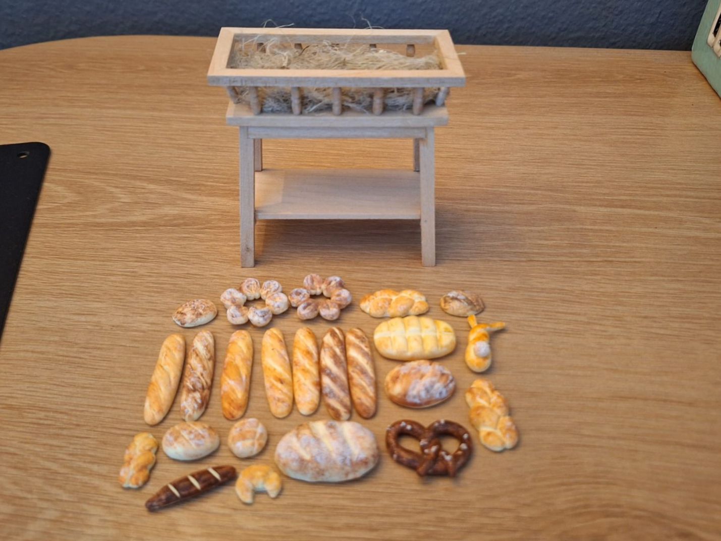 Case e mobili per bambole: Gestell mit 23 Handmade Broten – Nuovo (secondo la descrizione) da Zürich venduto da HandmadeTinyFood 1