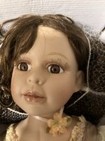 Schöne Sammlerpuppe im Kleid – mit Originalkarton – Deko / G