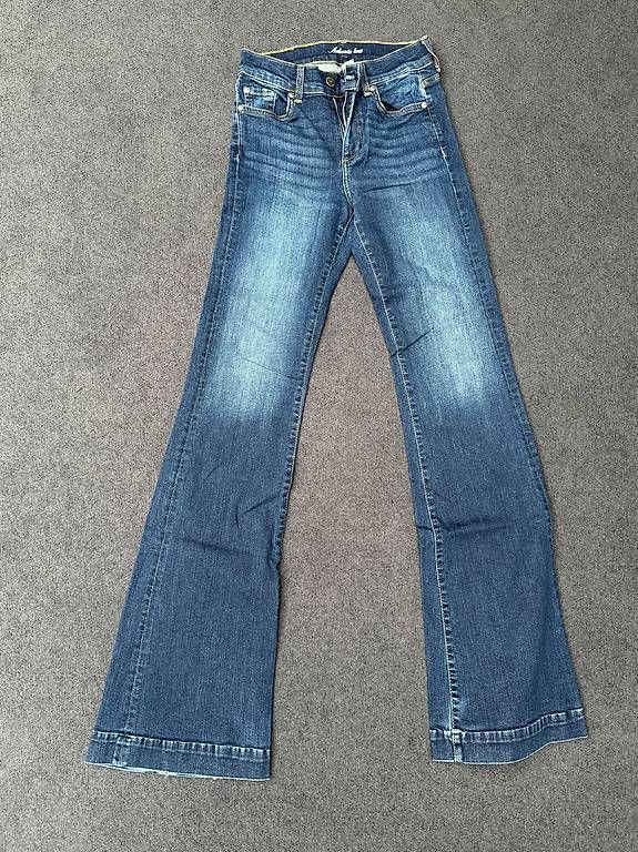 Jeans: Modische Damen-Jeans Bootcut / Flared – Usato da Steinhausen venduto da deikoon