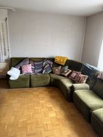Ecksofa in Olivgruen mit Hocker, toller Sitzkomfort