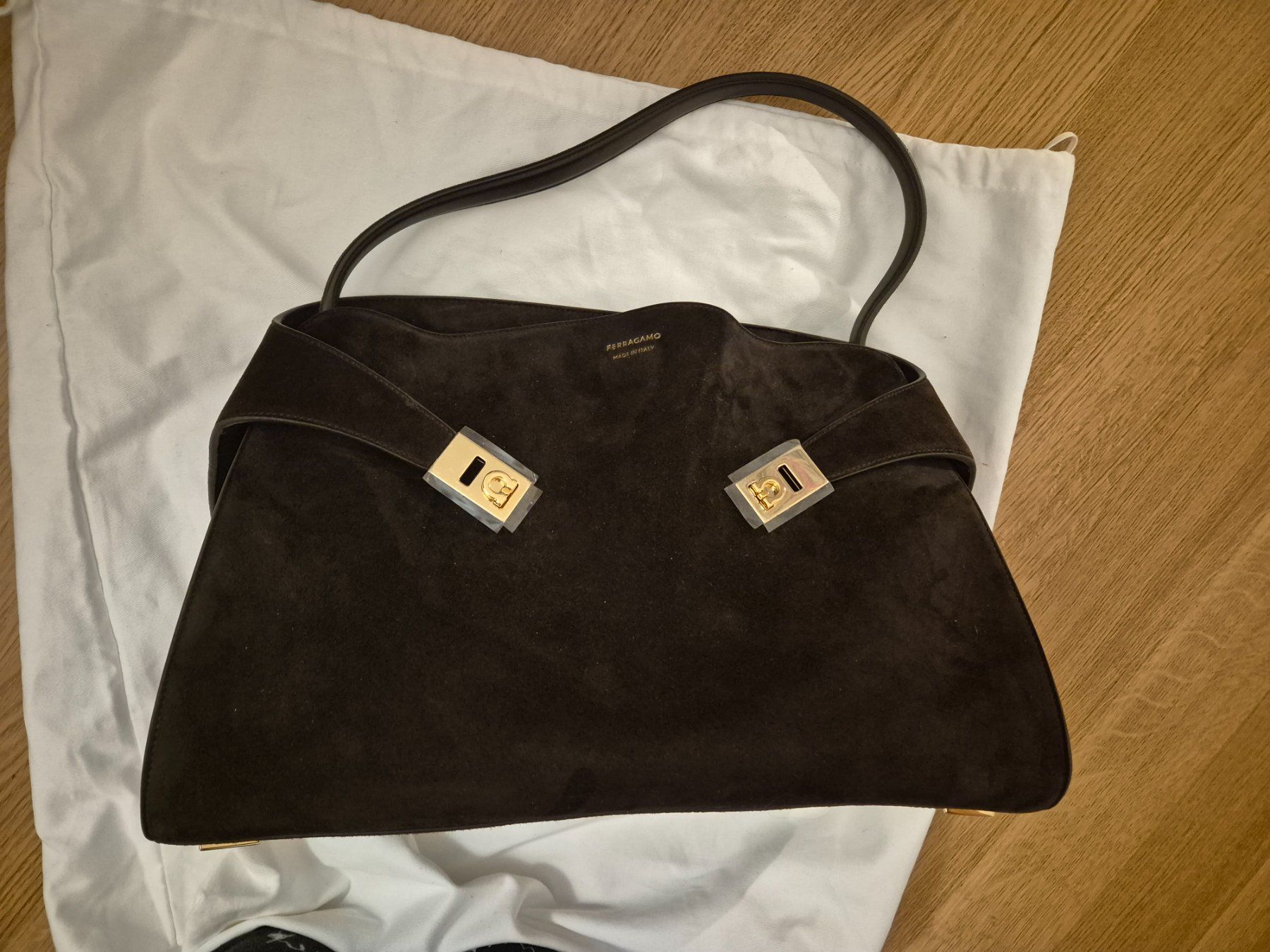 Salvatore Ferragamo Taschen für Damen: Ferragamo Hug bag – Gebraucht aus Glattpark(Opfikon) von gog_ynp9