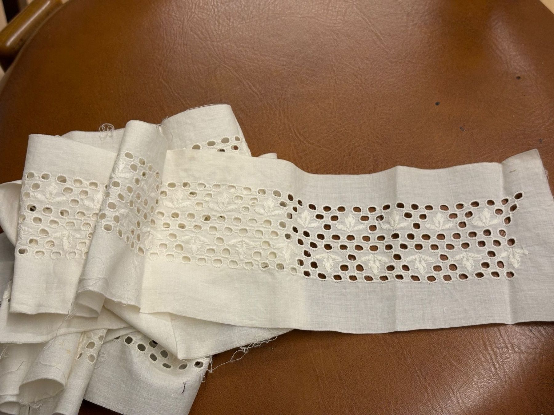 Tessuti: Vintage - Baumwoll-Spitze , 180 cm lang, 10 cm breit – Usato da Pratteln venduto da sLaedeliBB