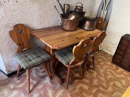 Bellissimo tavolo in stile rustico con 4 sedie. 
