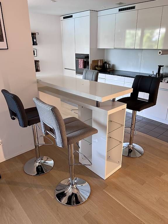 Tavoli: Moderner Bartisch Hochglanz weiss inkl. 4 Barhocker – Usato da Romanshorn venduto da mar_w6cq 2