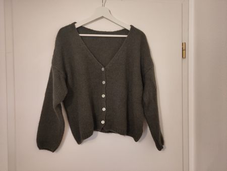 Dunkelgrüne Strickjacke