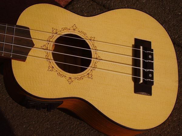 Strumenti musicali: Sopran-Ukulele FLIGHT  mit Tonabnehmer – Nuovo (secondo la descrizione) da Wöschnau venduto da Musikhaus-Luethy5012 1