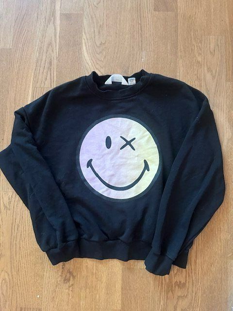 Schwarzer Smiley-Pulli, Grösse 140 Perfekt für Herbst