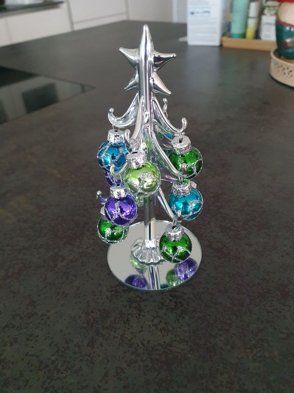 Tutte le decorazioni: Weihnachtsbaum Deko Miniatur mit Kugeln, Silber Optik – Nuovo e nell'imballaggio originale da Reinach venduto da 3Guggerli 3