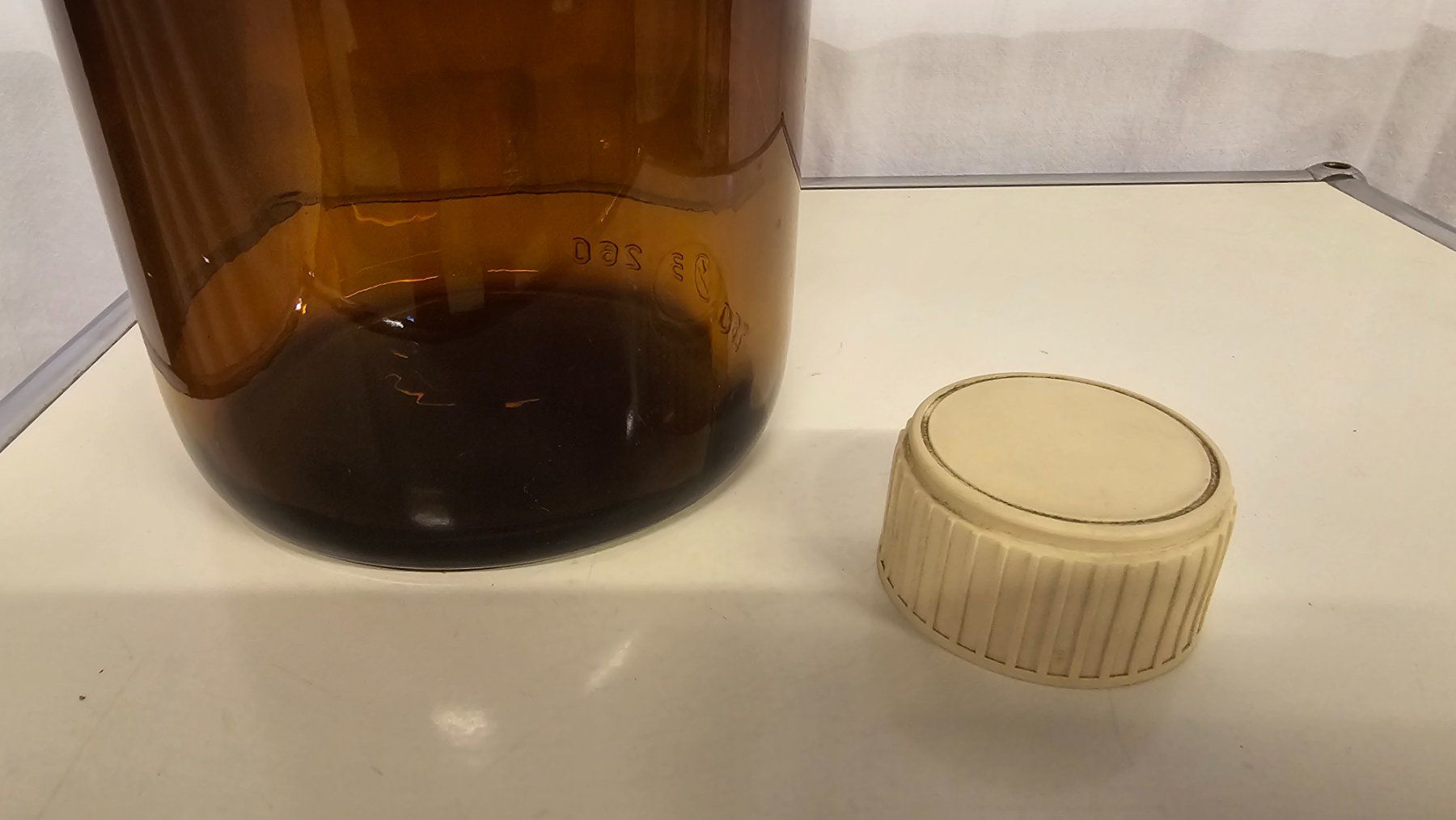 Tutte le decorazioni: Apotheke, wunderschöne braune Glasflasche 250cl – Usato da Zürich venduto da Bobesfee 2