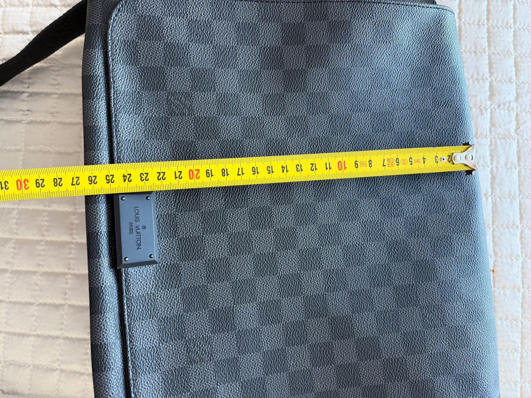 Louis Vuitton Sacs: Louis Vuitton Men’s District PM Graphite - Excellent Shape! – D'occasion à Willerzell par obladi82 5