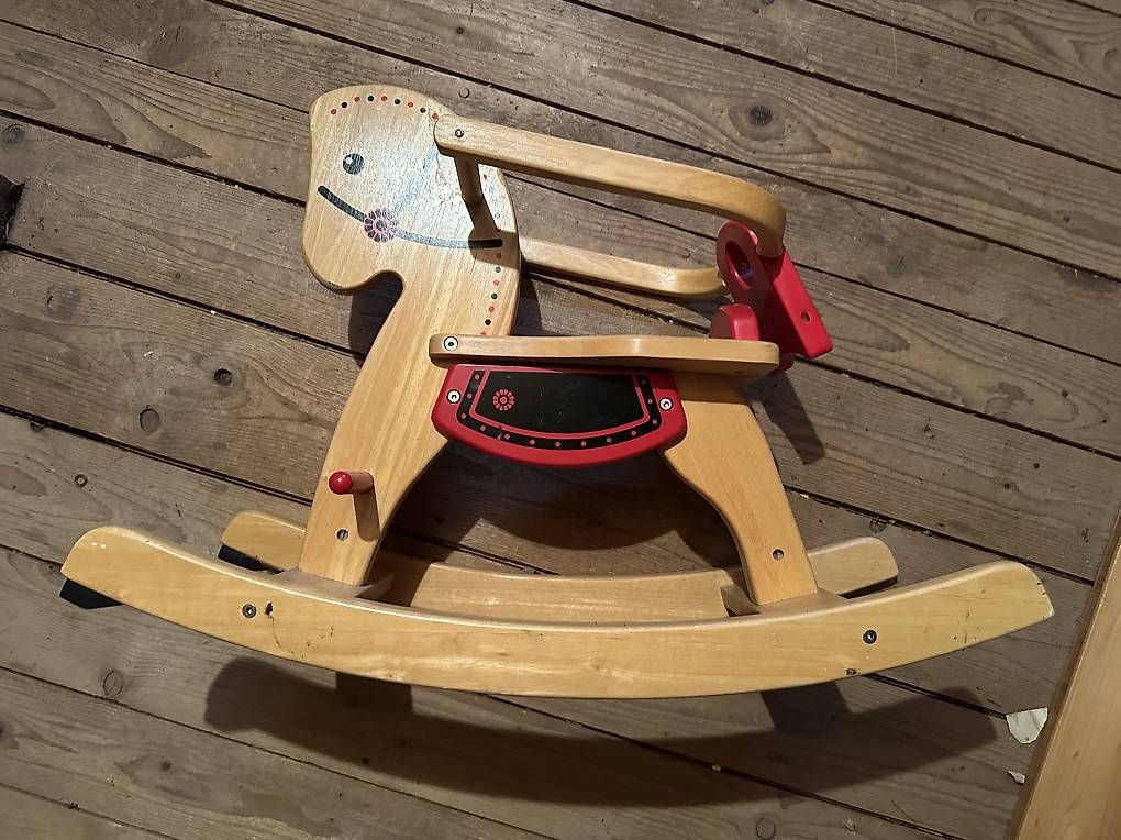 Spielzeuge: Schaukelpferd aus Holz – Gebraucht aus Aarau von sole-soleil