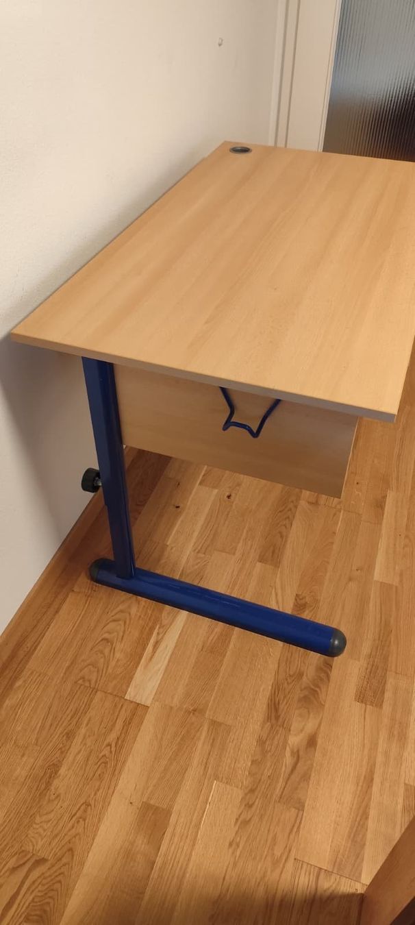 Schreibtische: Gebrauchter Holz Schreibtisch / Kinderpult – Gebraucht aus Winterthur von nis_l6k5 5