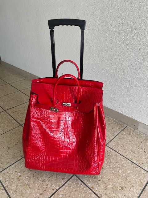Sonstiges zu Aviatik: Rote Handtasche/Trolley in Kroko-Optik - Blickfang! – Gebraucht aus Zollikon von Pausenplatz
