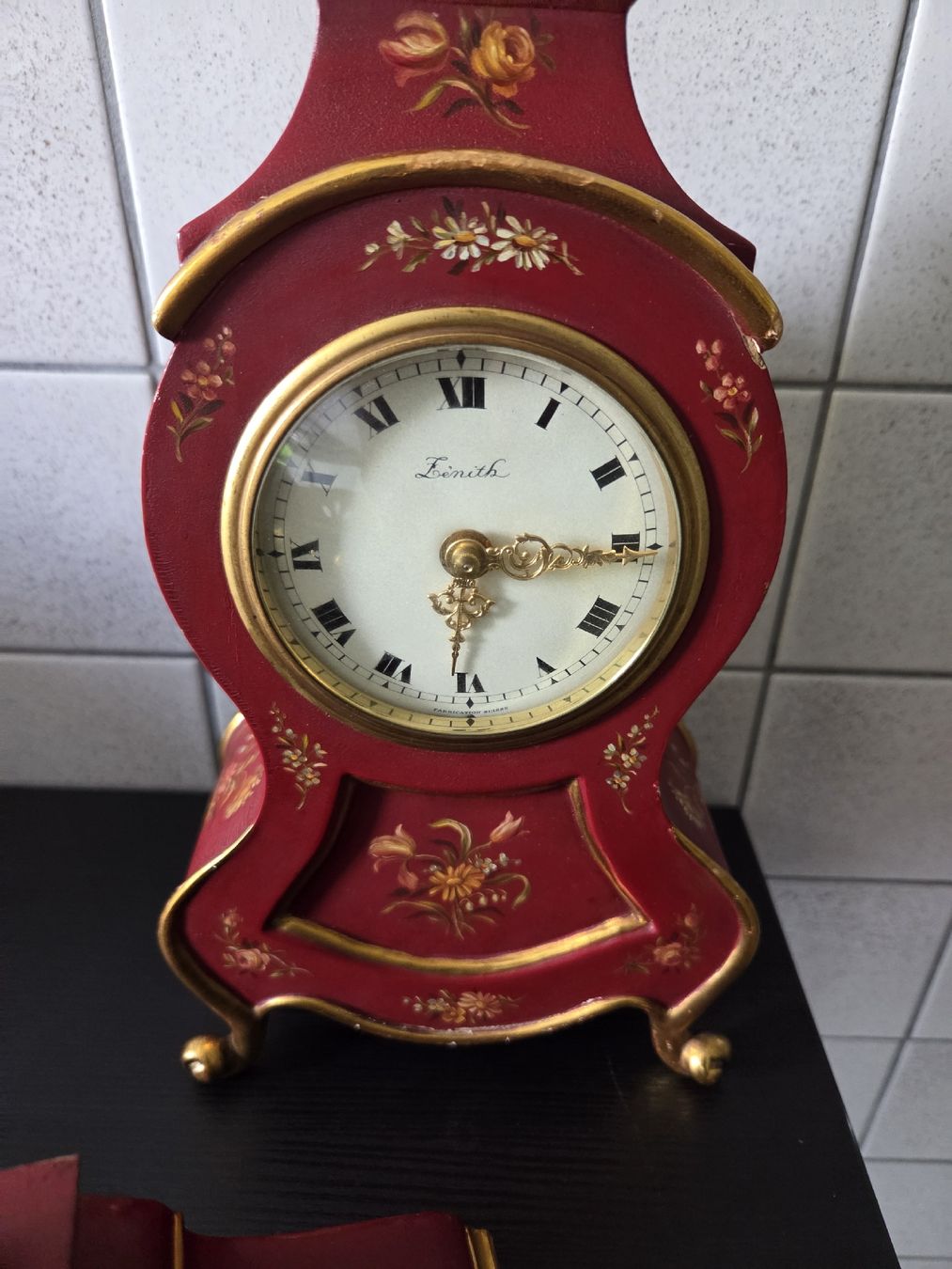Zenith Orologi da terra & Orologi da parete: Tischuhr Zenith rot bemalt  – Usato da Dietikon venduto da Allegra34 1