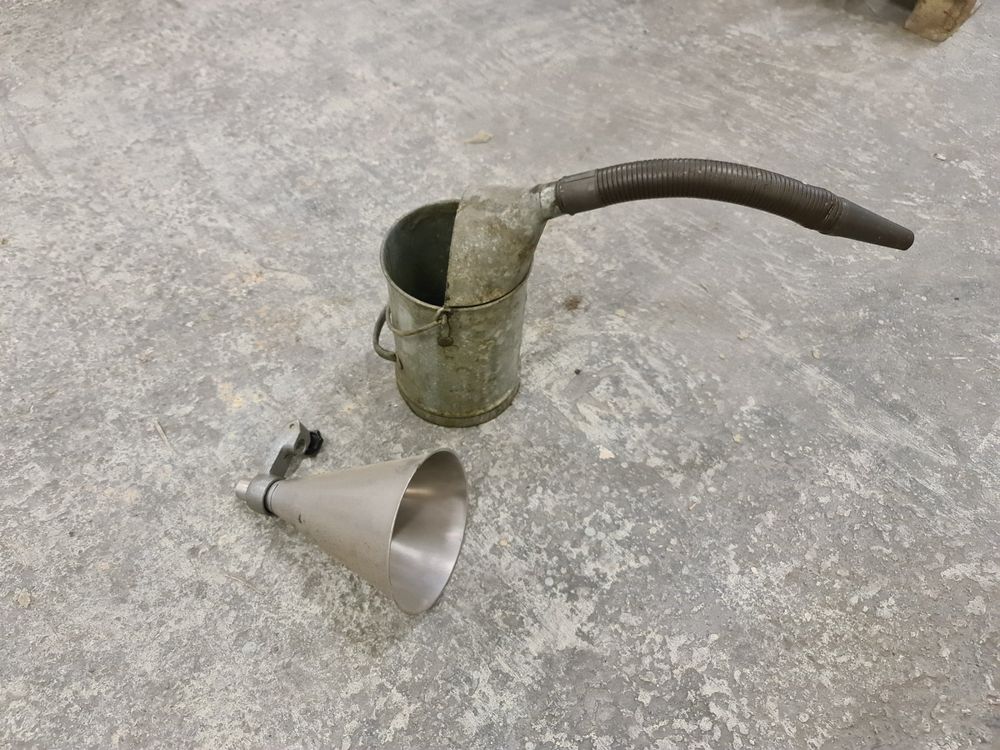 Amagogo Ölkanne 5 Liter - Mit Ausgießer & 2 Trichtern - Auslaufsicherer Ölbehälter Für Auto & Motorrad