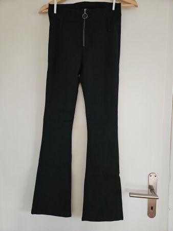 Tolle enge, schwarze Hose Gr.36, unten stylisch breit